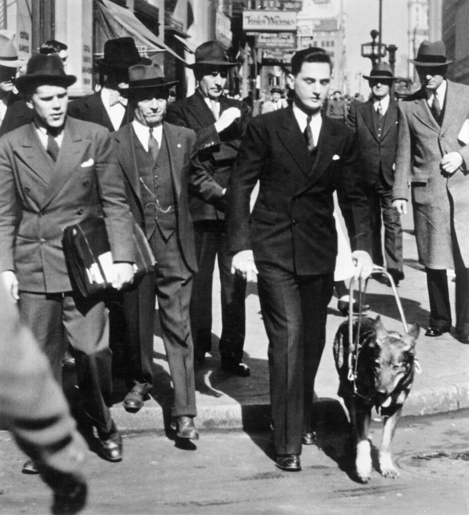 Morris Frank és Buddy átkelnek a forgalmas utcán (New York, 1928)