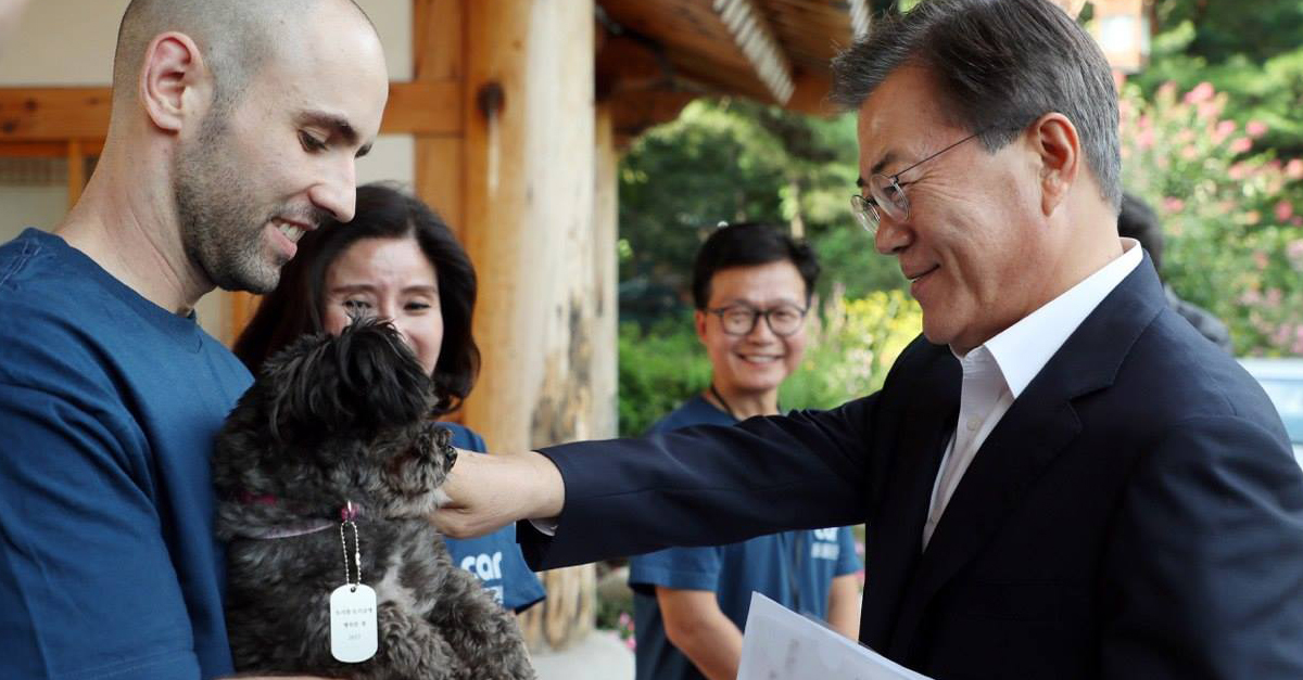 A dél-koreai elnök a CARE nevű szervezettől fogadta örökbe a mentett kutyust