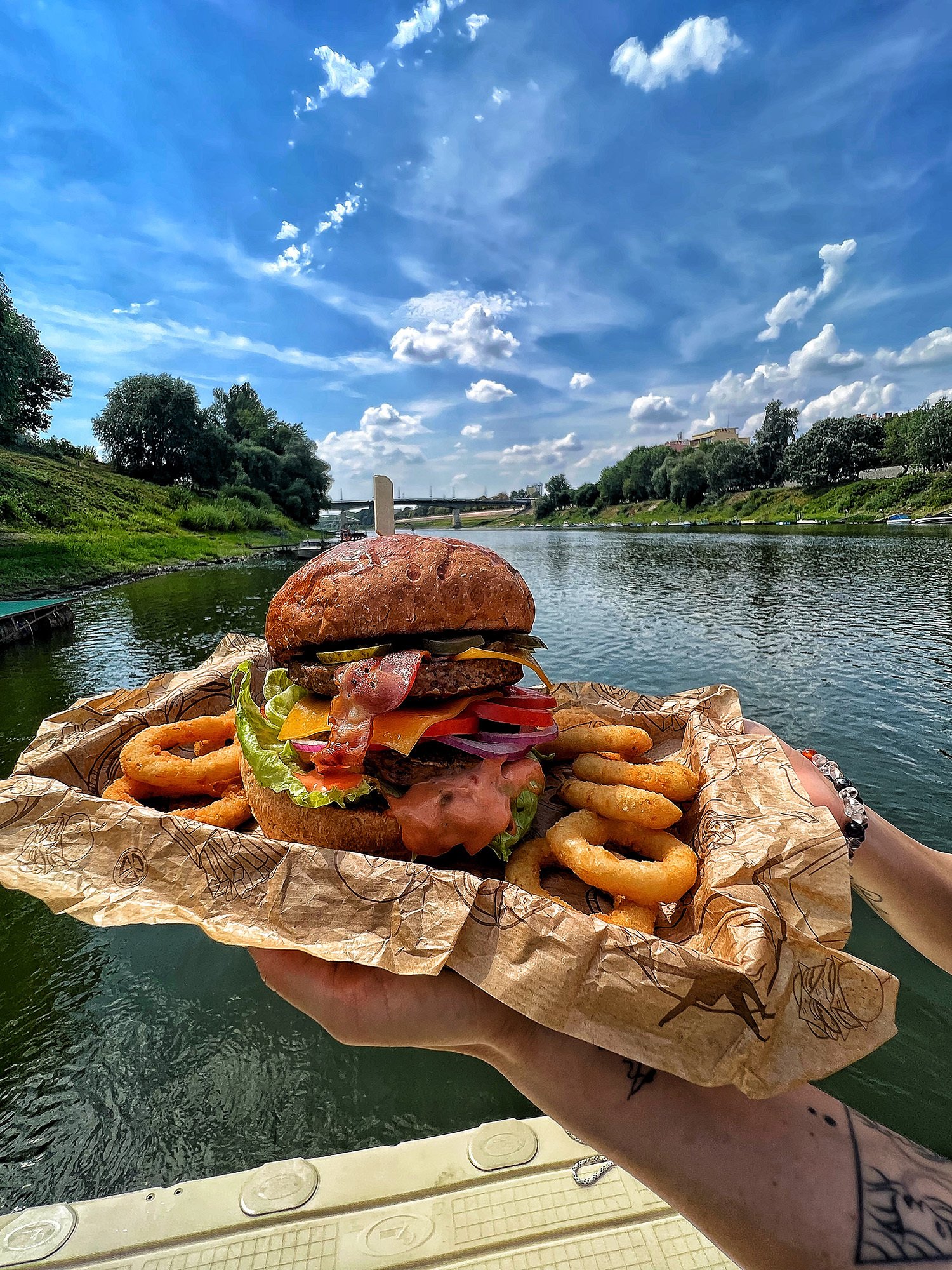 Kutyabarát T-SUN Yacht Club - hamburger