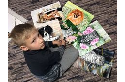Gyönyörű festményeivel segíti a menhelyi kutyákat a 9 éves kisfiú