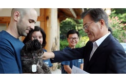 Kutyahús-kereskedőtől mentett kutyát fogadott örökbe Dél-Korea miniszterelnöke