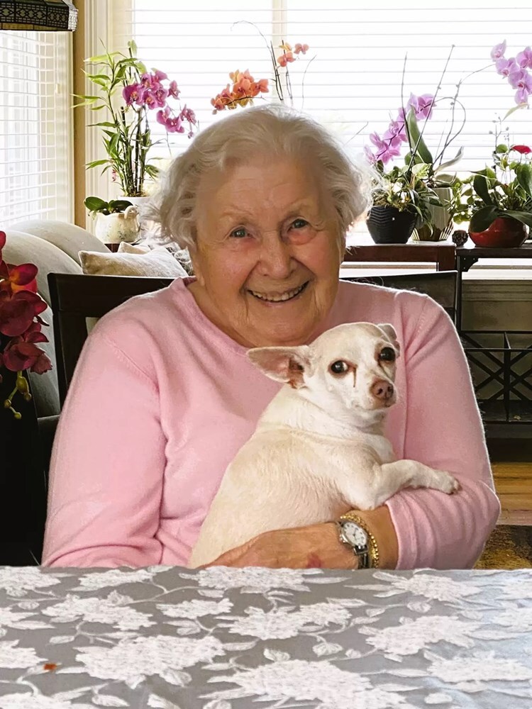 Johanna néni már a 102 évét tapossa - imádott kutyusa társaságában