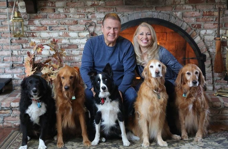 Stevie, a vak border collie örökbefogadó családja és kutyabarátai körében