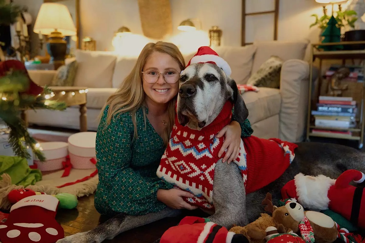 Riley, a 11 éves daganatos kutya és gazdája, Courtney Tucker az előrehozott karácsonyi ünnepen