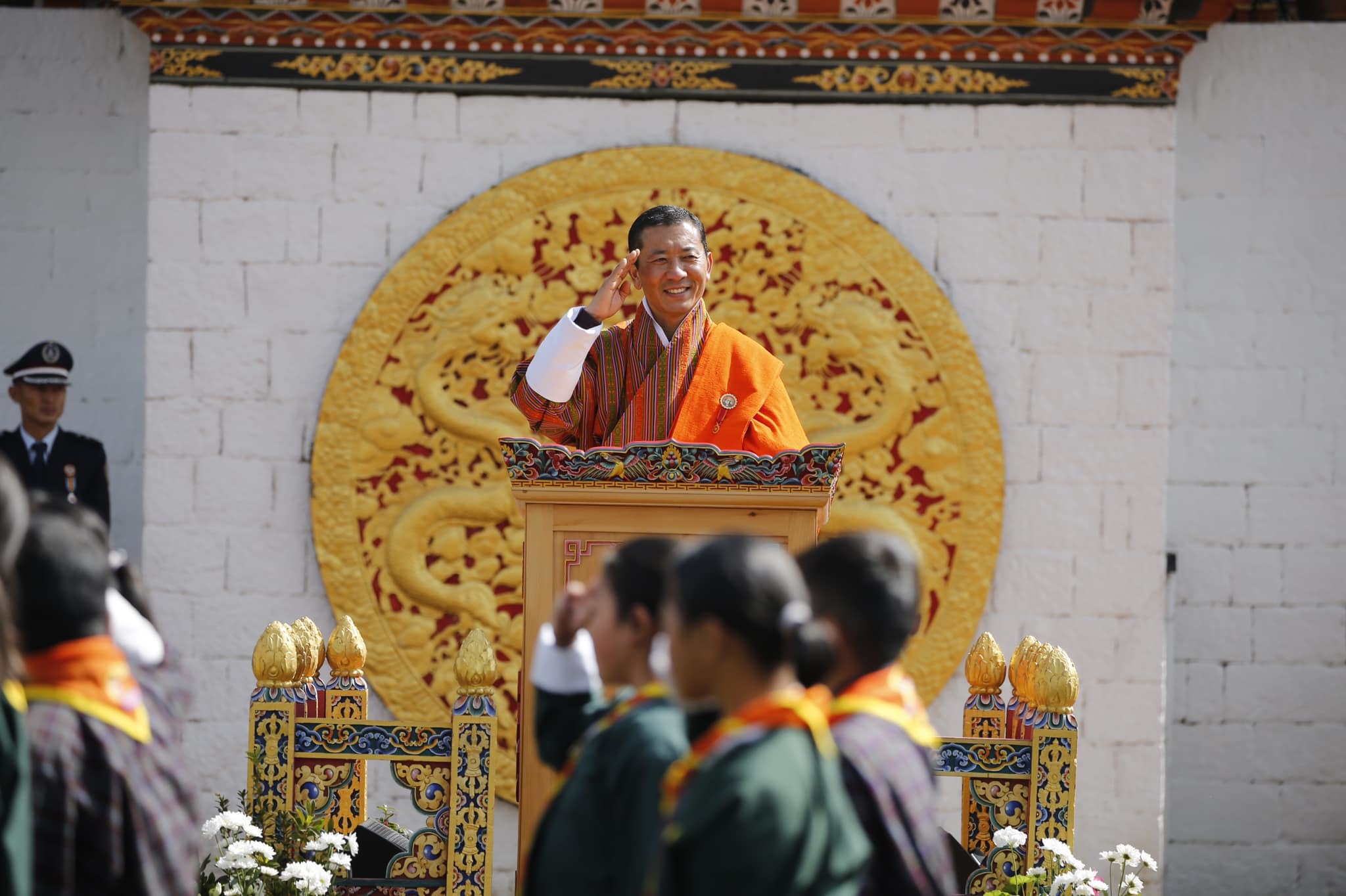 Bhután miniszterelnöke arra kérte a lakosokat, uralkodók születésnapja alkalmából fogadjanak örökbe egy kutyát, vagy ültessenek egy fát