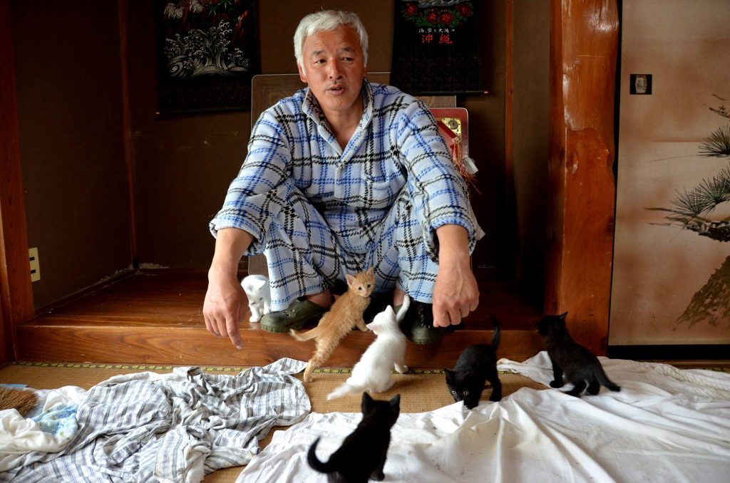 A legradiaktívabb japán férfi odaadóan viseli a macskák gondját is