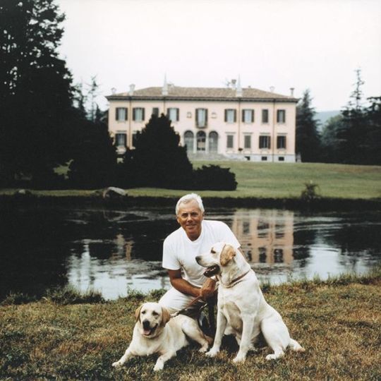 Giorgo Armani kutyákkal a tóparton Giorgo Armani kutyákkal a tóparton