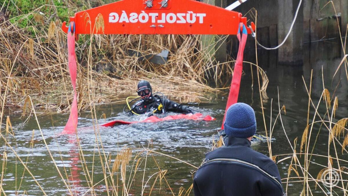 Ürbőpusztaii csatornába zuhant egy autó Ürbőpusztaii csatornába zuhant egy autó