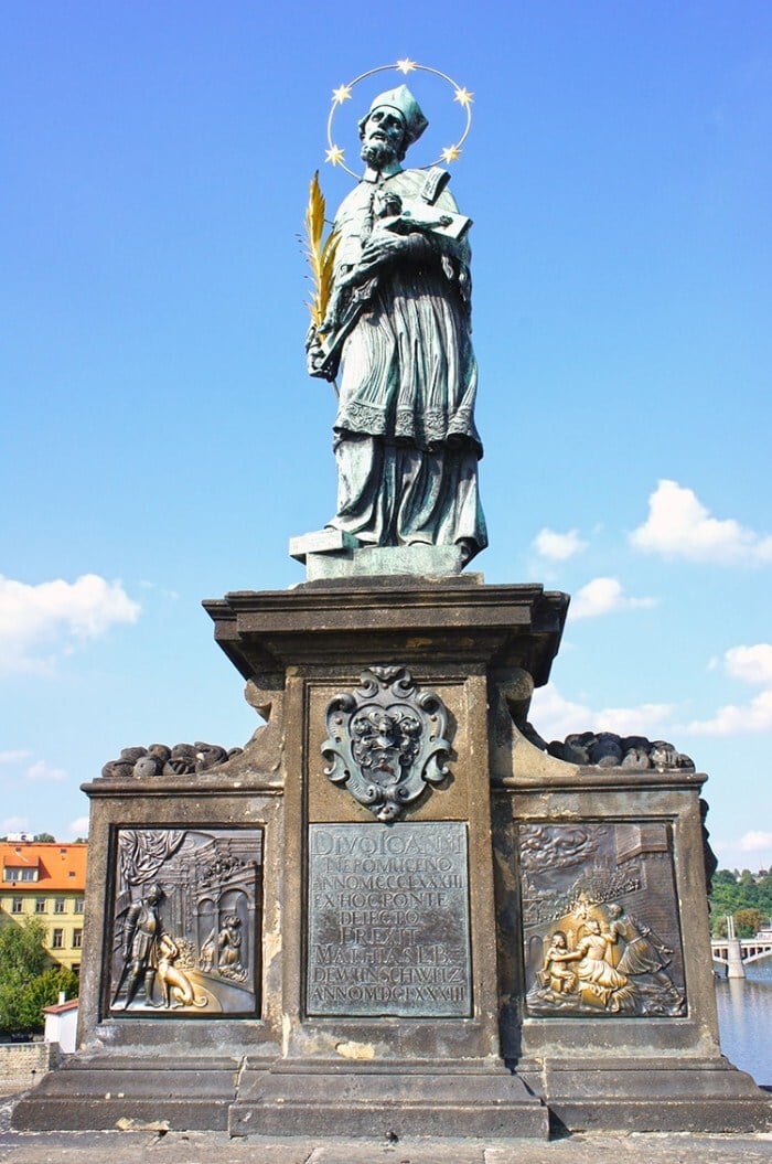 Nepomuki Szent János szobra a prágai Károly-hídon