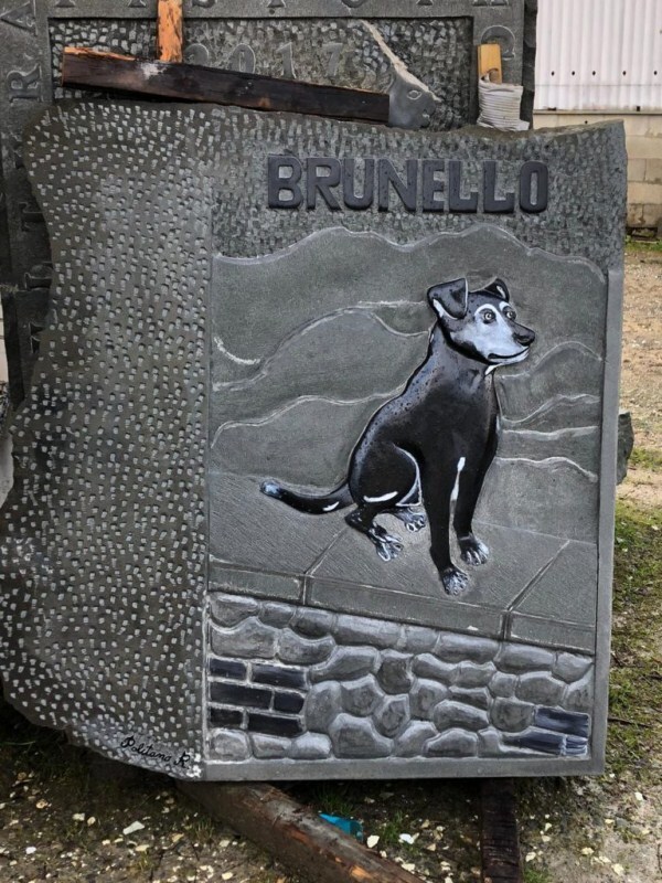 Brunello, a kóbor kutya emlékműve azon a helyen áll, ahol szívesen időzött