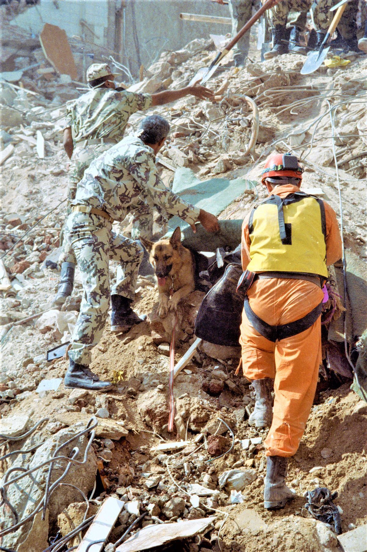 Mancs az 1999-ben történt földrengés helyszínén