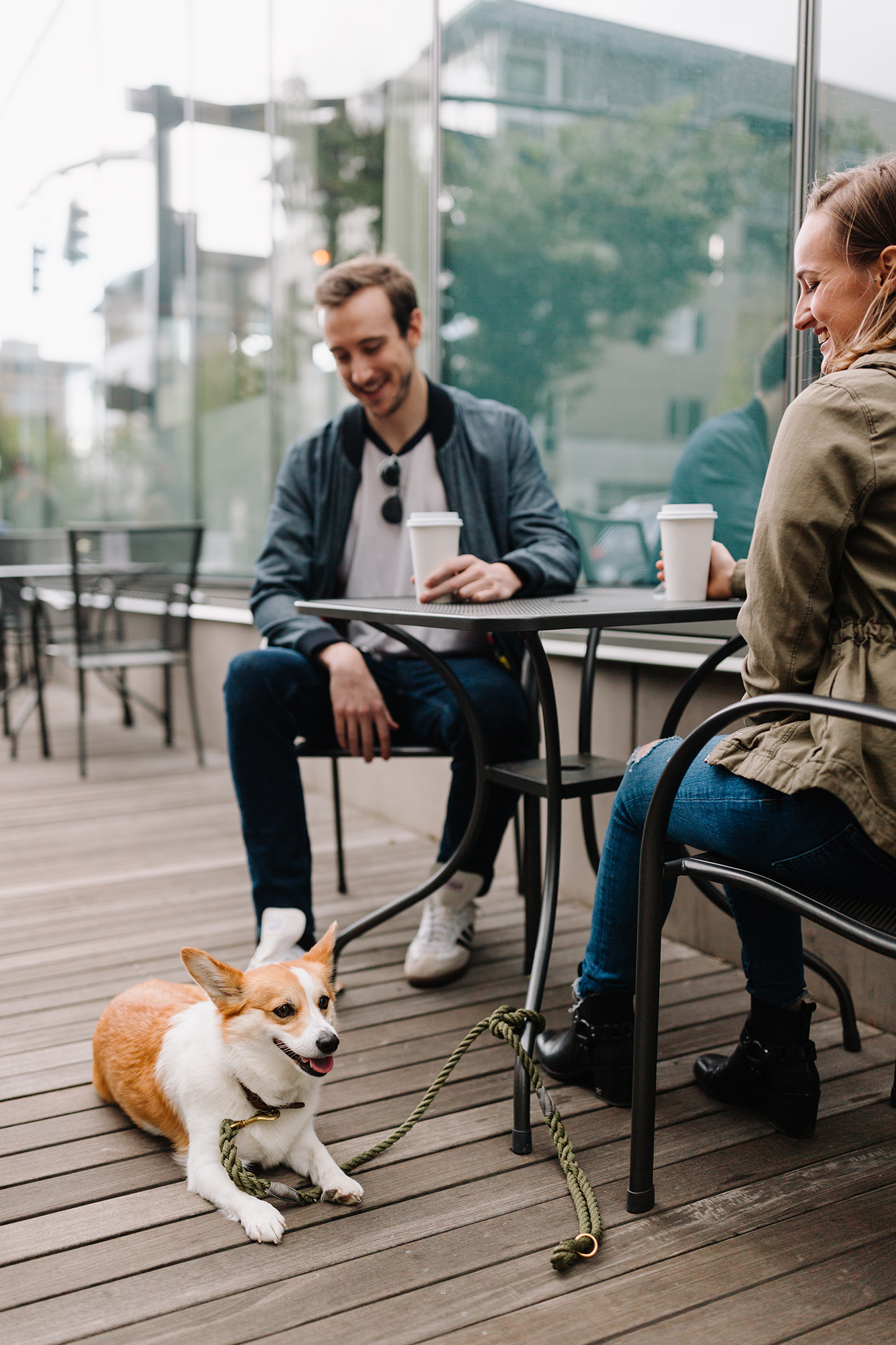 Fontos, hogy kutyád tudjon nyugodtan az asztalod mellett várni, így nem fog másokat zavarni