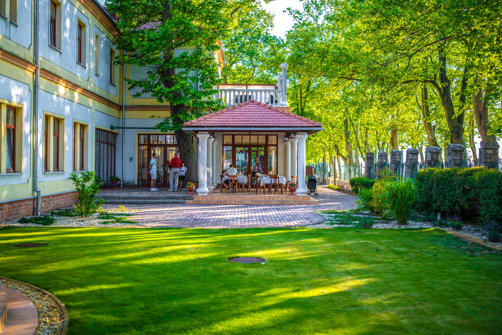 Mesés környezetben található Balatonföldváron a Hotel Anna Villa