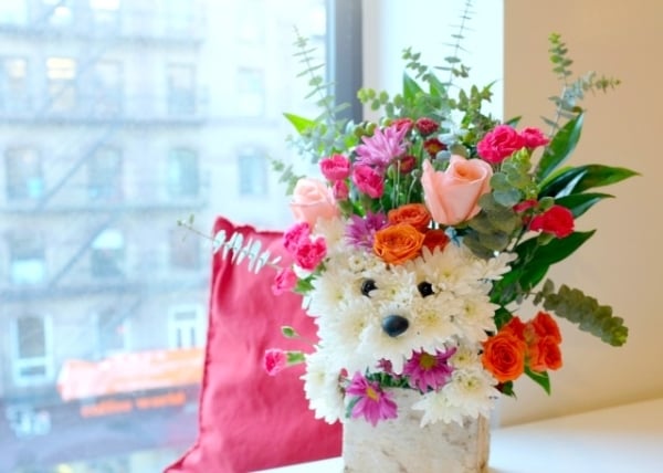 A színes virágokból teremts vidám környezetet a virág-kutyának - és kész is!