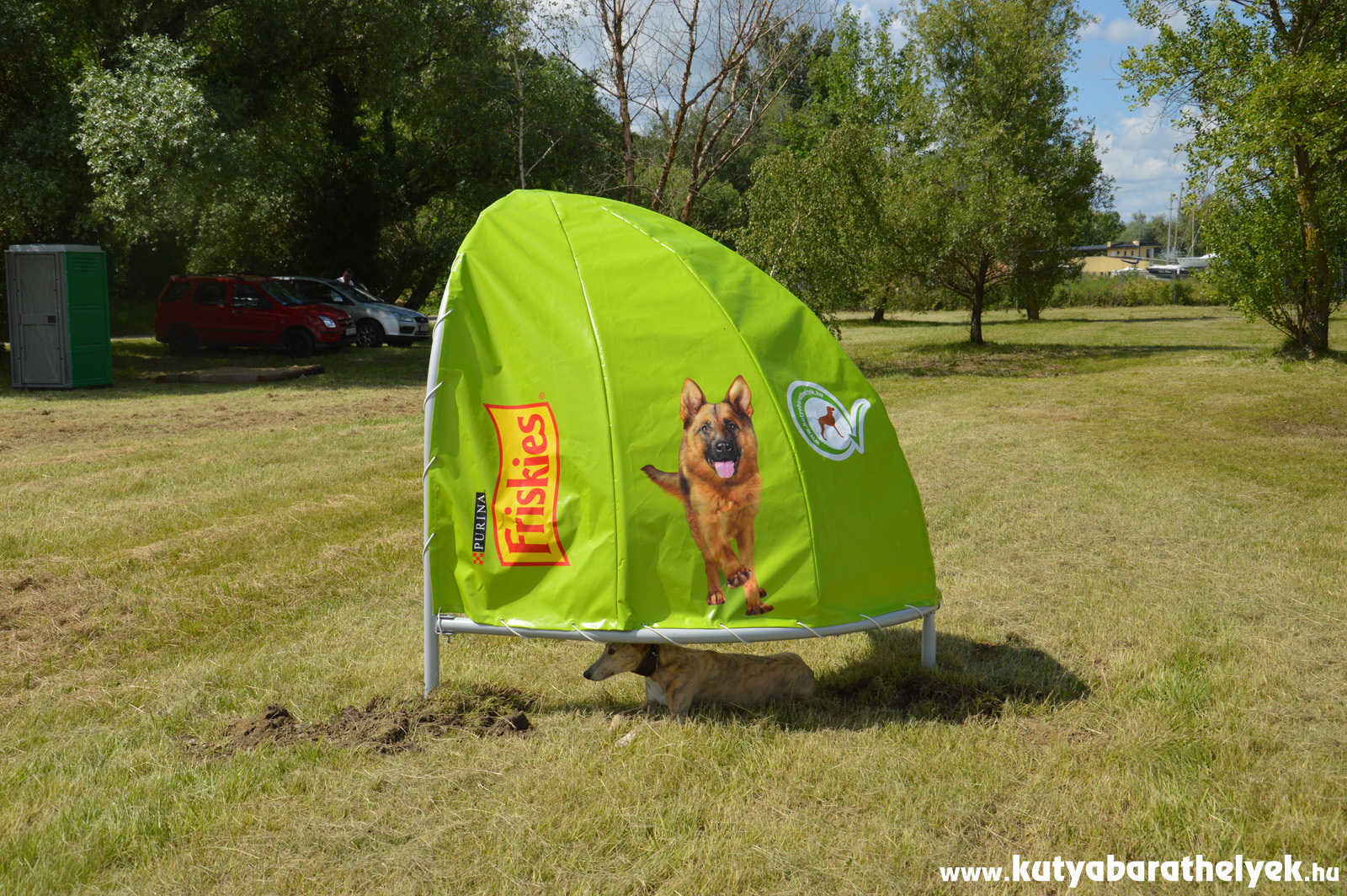 A Friskies árnyékoló sátrak megvédik a kutyát és gazdáját is a tűző napsugaraktól