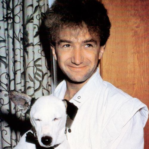 John Deacon, a Queen gitárosa Nipperrel John Deacon, a Queen gitárosa Nipperrel