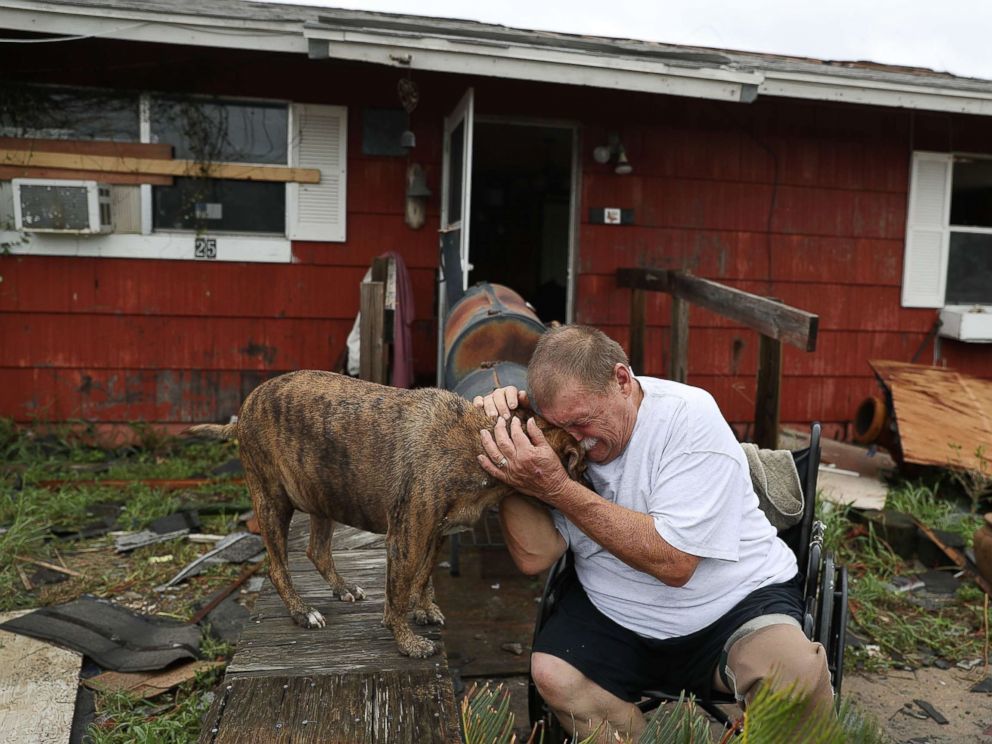 Harvey hurrikán - Steve Culver és két kutyája otthonuk romjai előtt
