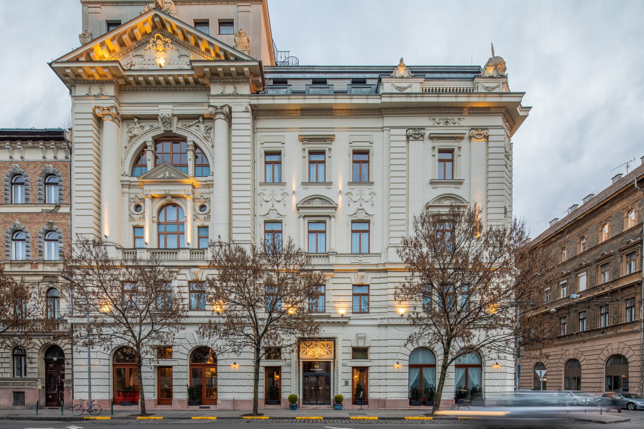 A kutyabarát Mystery Hotel Budapest egyedi tematikával várja vendégeit, mely a luxus-varázslat-élmény hármasra épül.