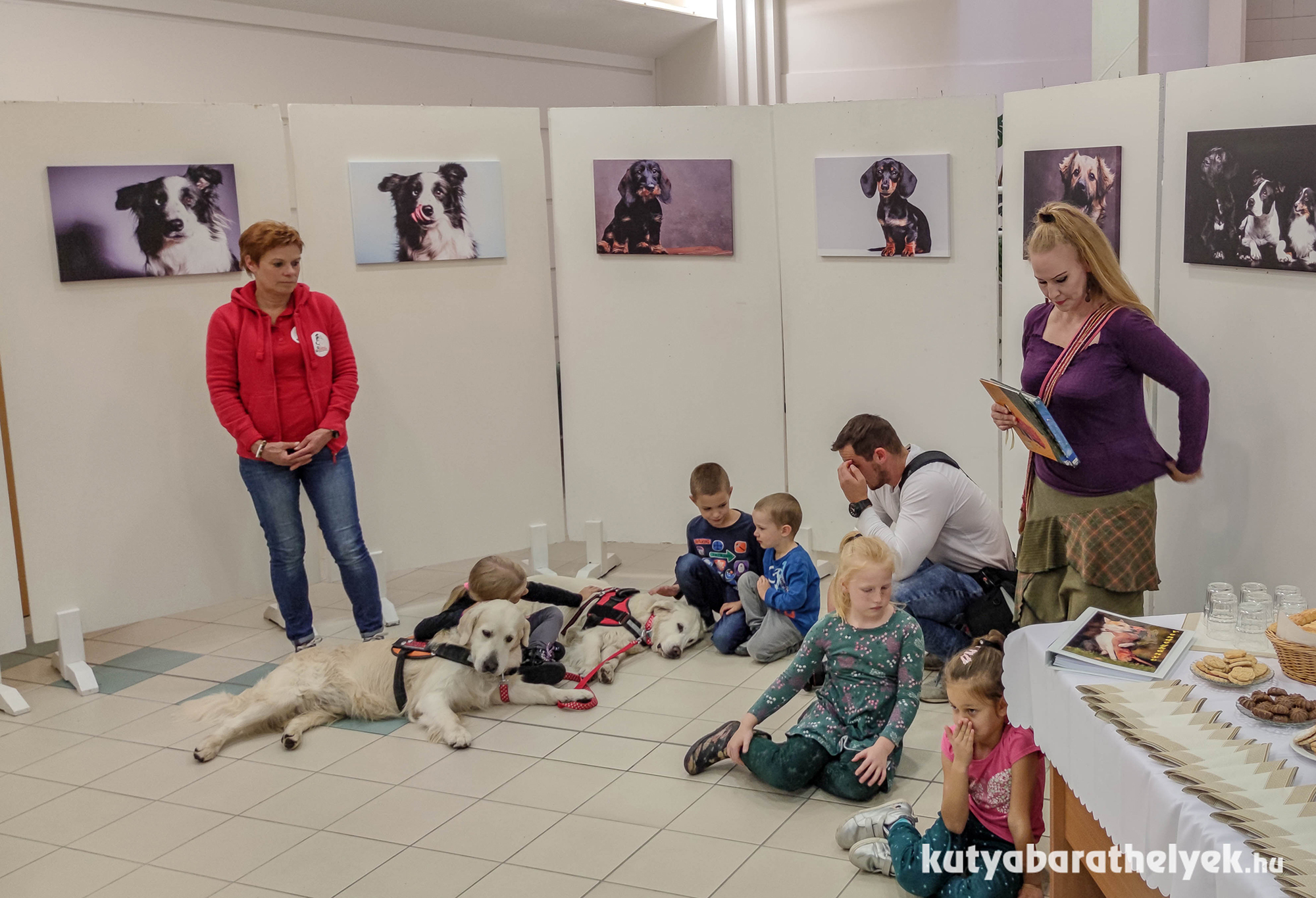 Chikán Erika fotóművész kutyás fotóiból rendeztek kiállítást a könyvtár Kisgalériájában. Jánoska Anikó jóvoltából terápiás kutyákkal ismerkedhettek a gyerekek.