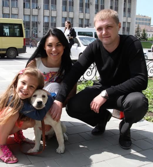 Evelyn Savishkina és családja a labrador kölyökkel