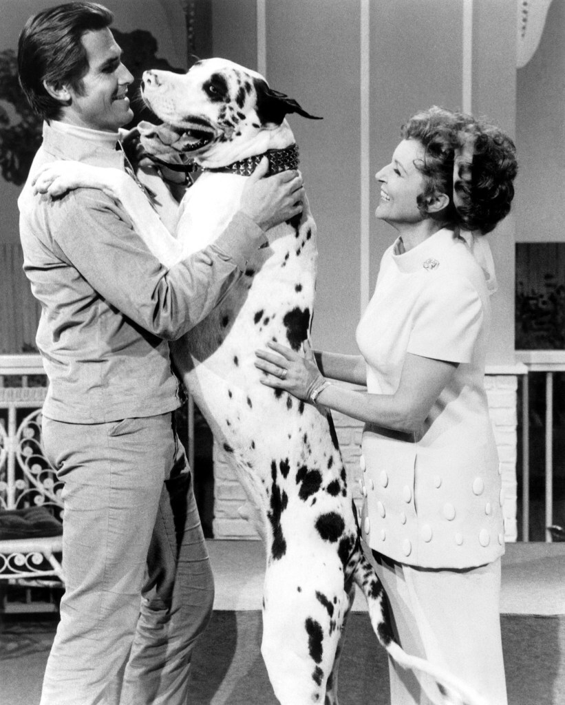 Betty White és partnere egy forgatáson - A hatalmas dán dog volt az igazi sztár
