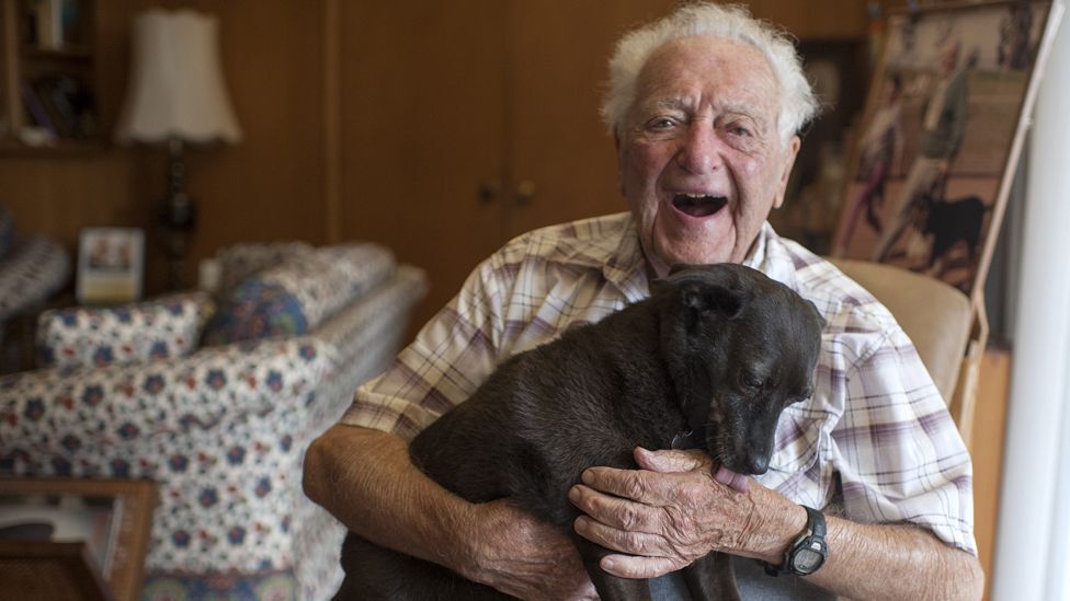 Varázslatot hozott a 104 éves bácsi életébe az árva fekete kutya