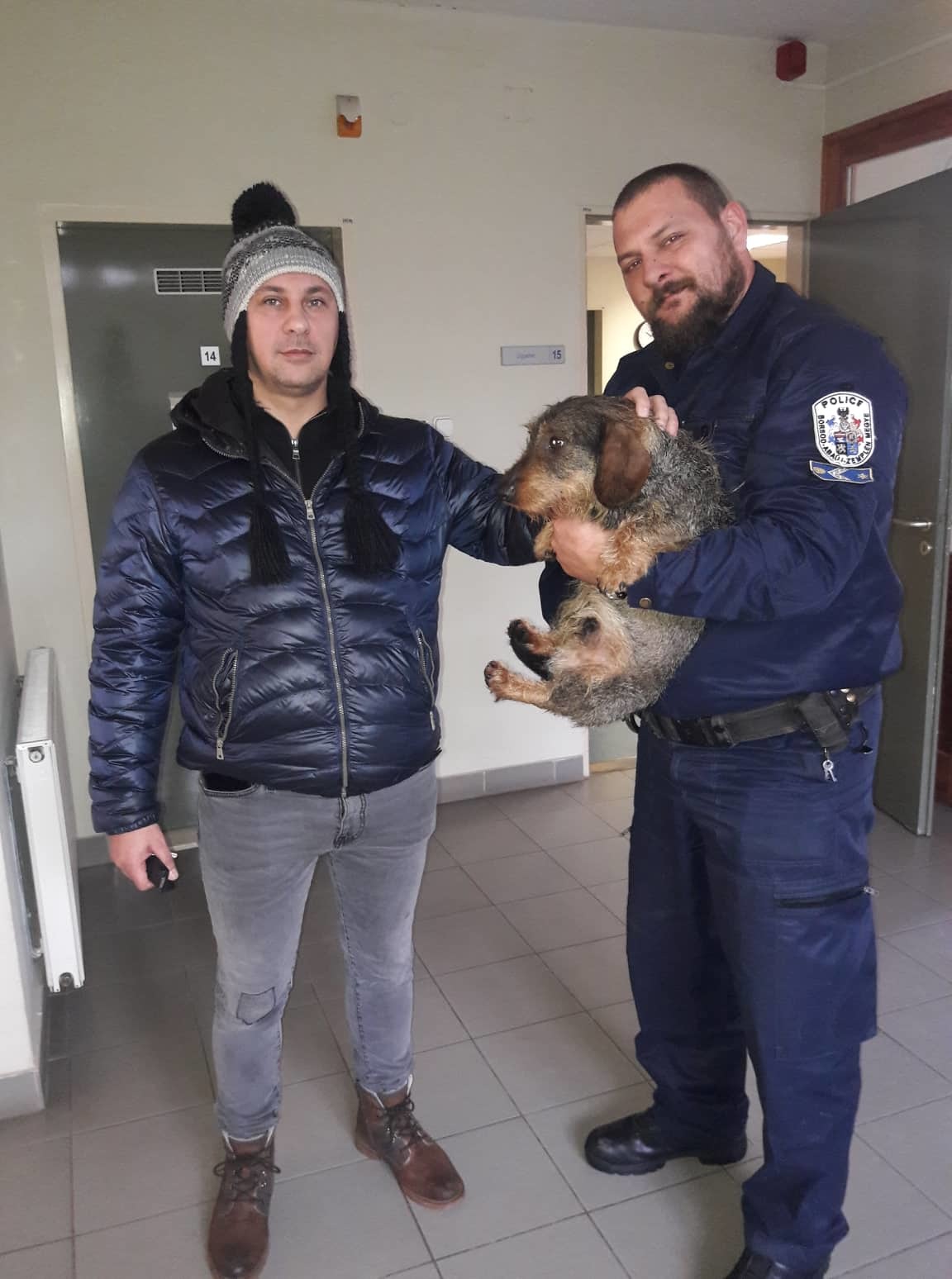 A rendőrök értesítették a kutya gazdáját, így a négylábú már otthon lehet