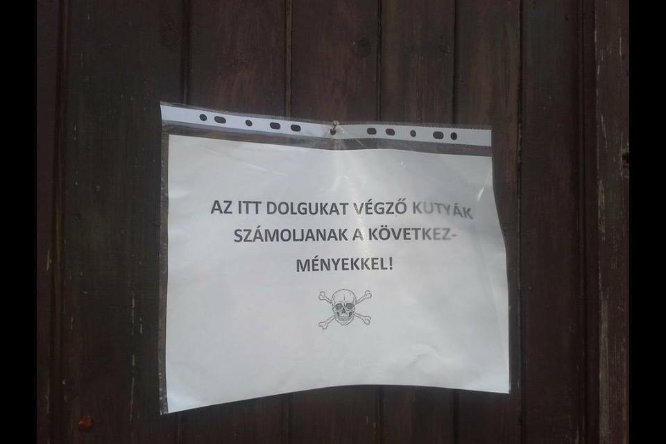 Ilyen fenyegető felhívás látható a kaposvári Sávháznál. 