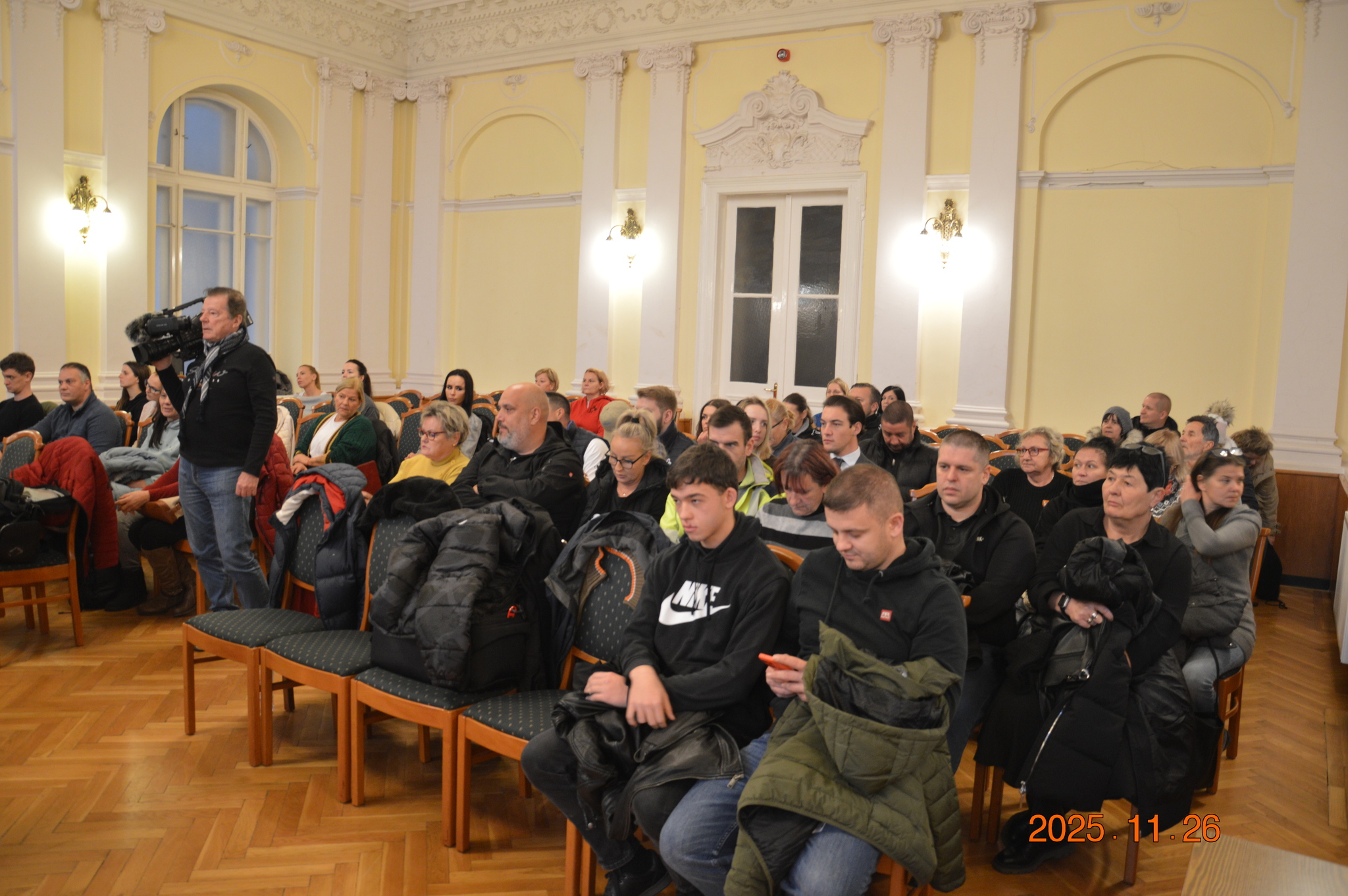 A tárgyalás hallgatósága