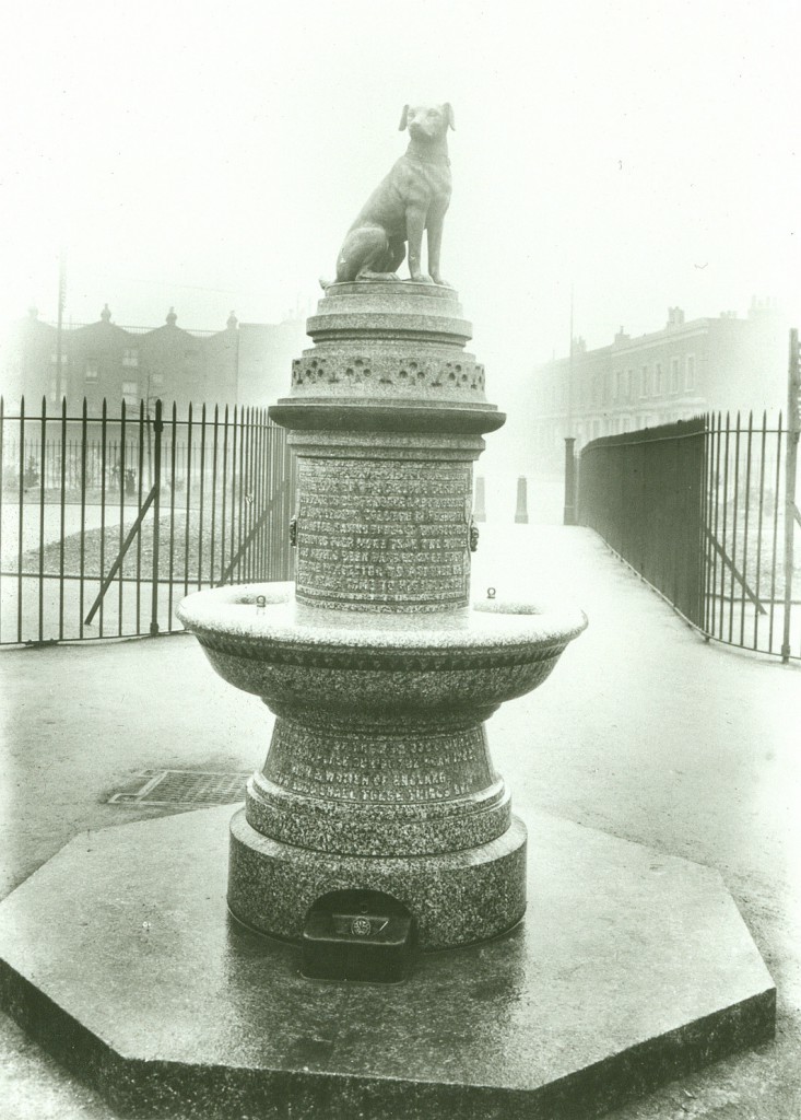 Az eredeti Barna Kutya Emlékmű (1903, Battersea Park, London)