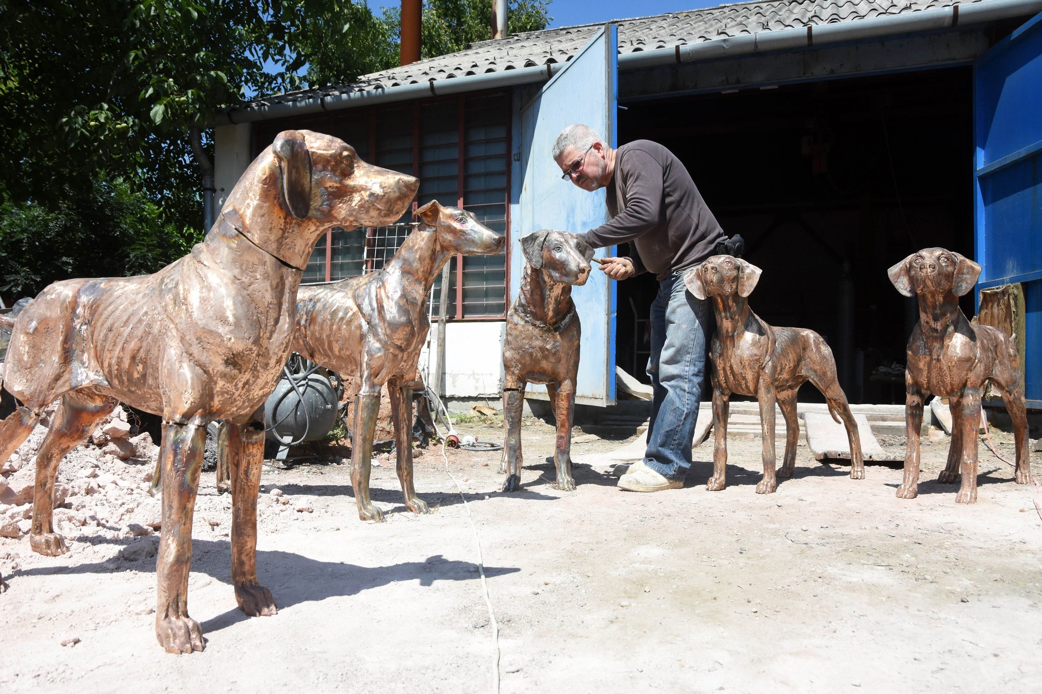 A magyar fajtájú kutyák készülő bronzszobrait cizellálja Pogány Gábor Benő szobrászművész 
