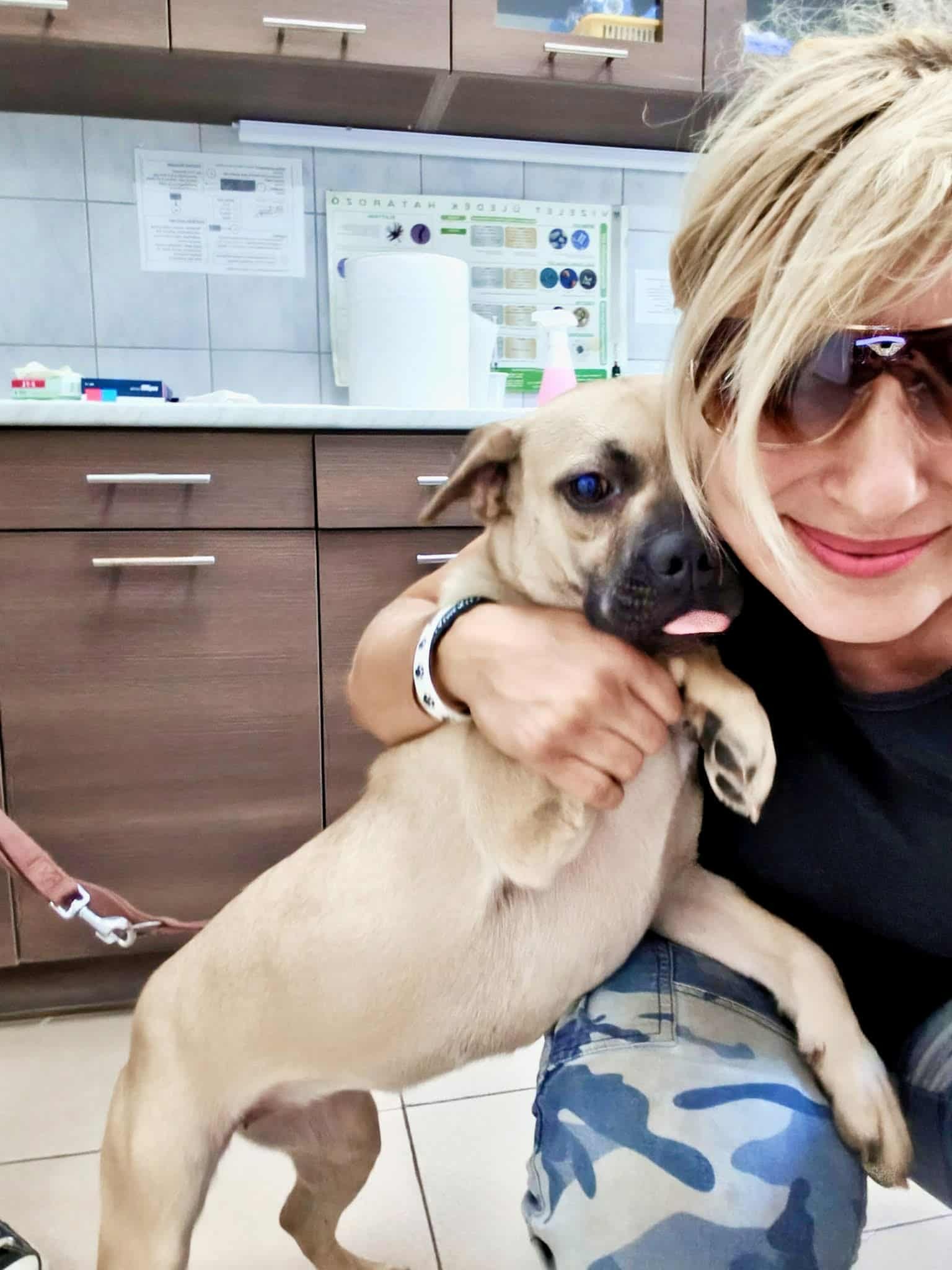 Vidra Betty egy mentett kutyával Vidra Betty egy mentett kutyával