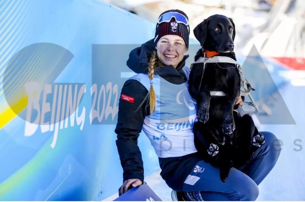 Carina Edlinger, osztrák paralimpikon és vakvezető kutyája, Riley