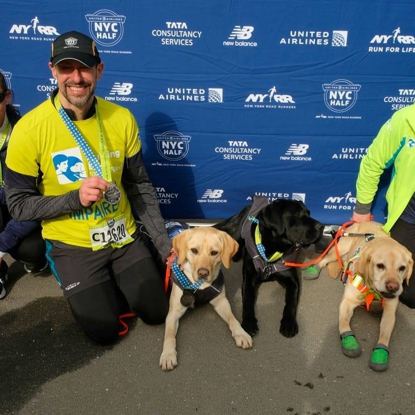 Három kutya segítette a félmaraton alatt a vak futót