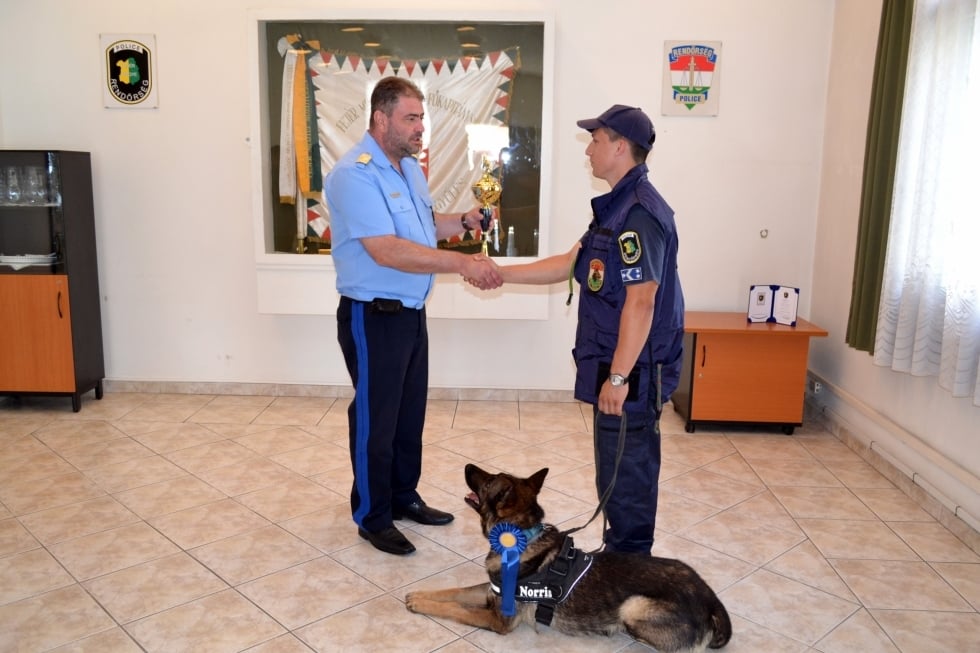 A díjat Dr. Varga Péter rendőr dandártábornok a Fejér Megyei Rendőr-főkapitányság vezetője adta át 