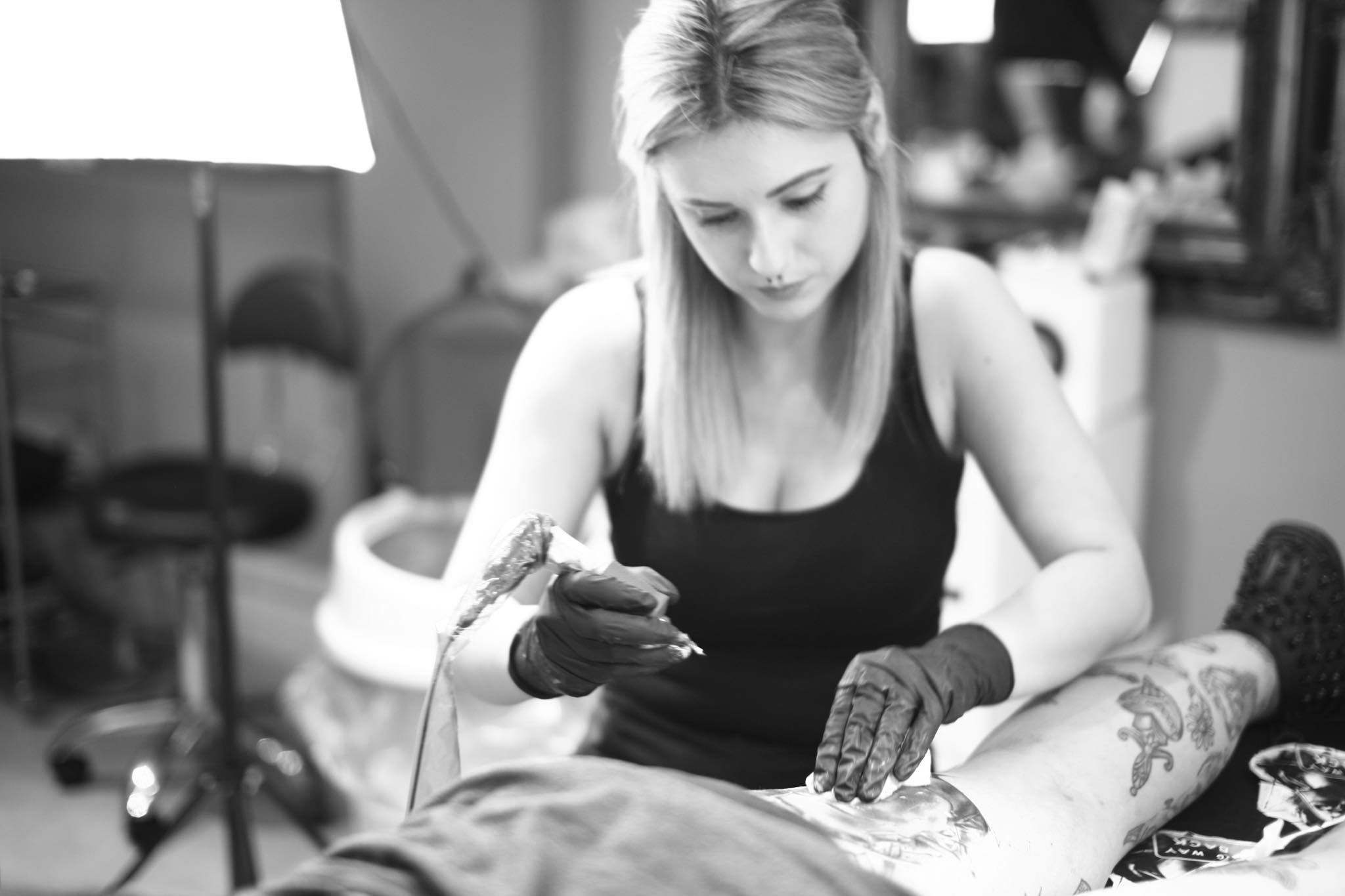 A fiatal tetoválóművész saját és hozott ötletekből is művészi tetoválást készít