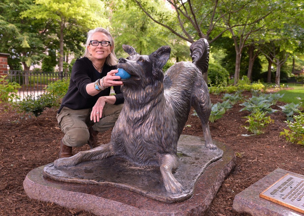 Dr. John Pilley lánya, Pilley Bianchi és Chaser - a világ legokosabb kutyájának emlékműve