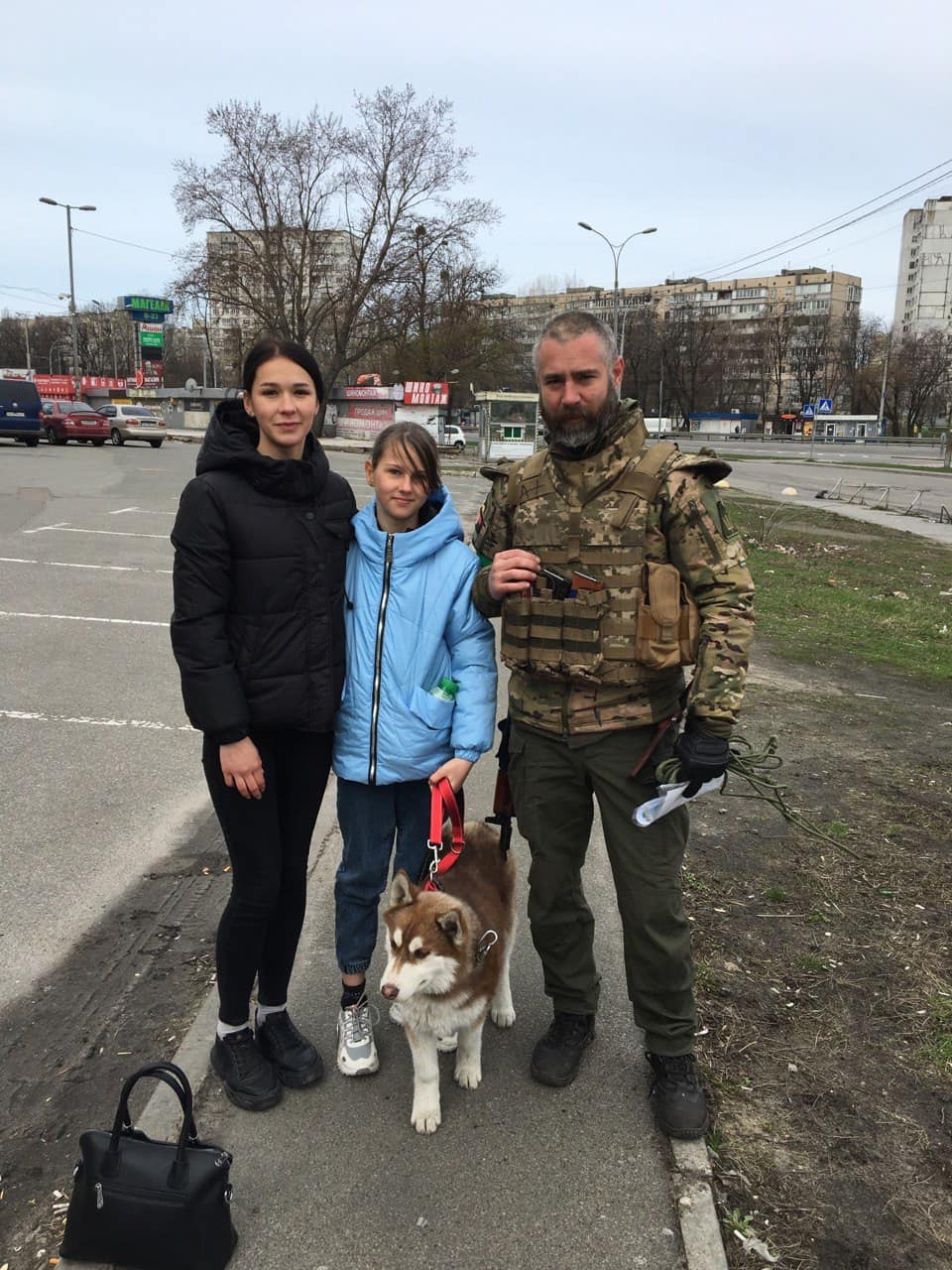 Yukki, a szibériai husky családjával és megtalálójával