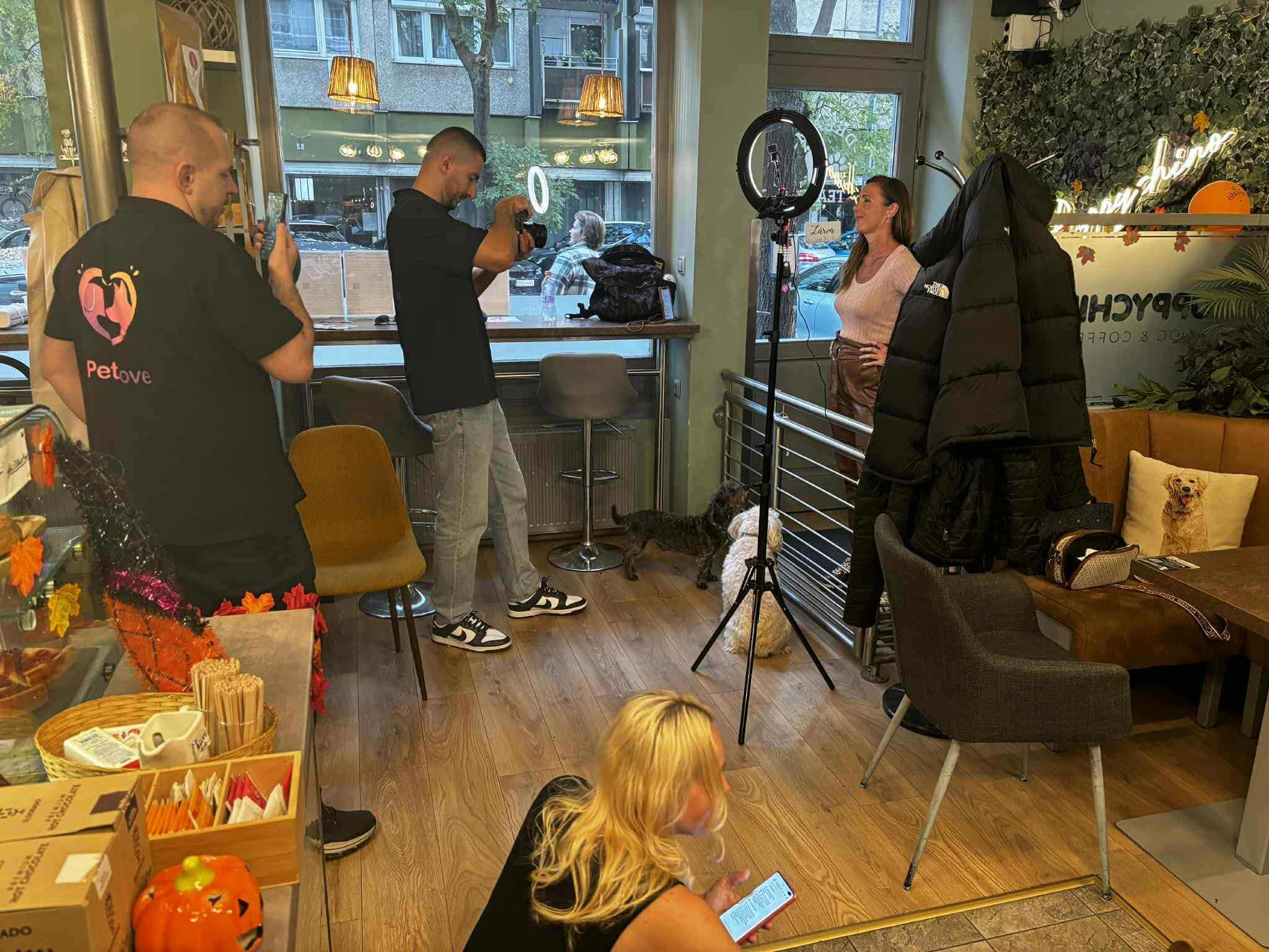 Petlove forgatás a Puppychino kutyabarát helyen