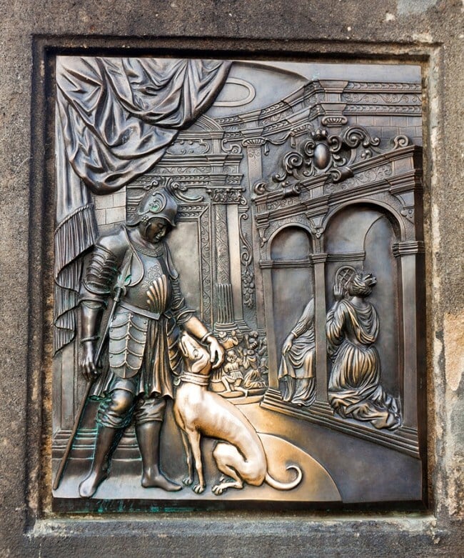 Prága - A Nepomuki Szent János-szobor kutyafigurája fényesen csillog