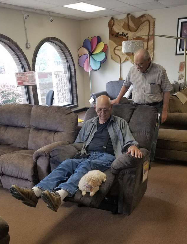 Magával vitte a boltba a nagypapa a kutyáját, hogy együtt válasszanak új fotelt