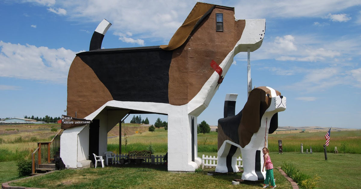 Óriás beagle kutya szobor, ami vendégházként üzemel