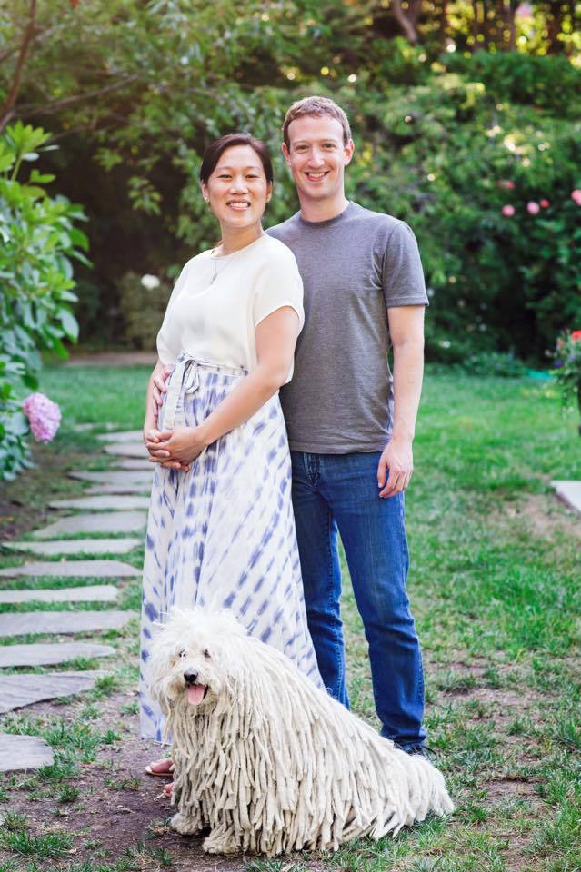 Mark Zuckerberg feleségével és pulijával