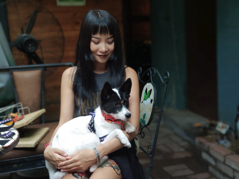 Xing Ruizhi és kutyusa, Coco Csinanban