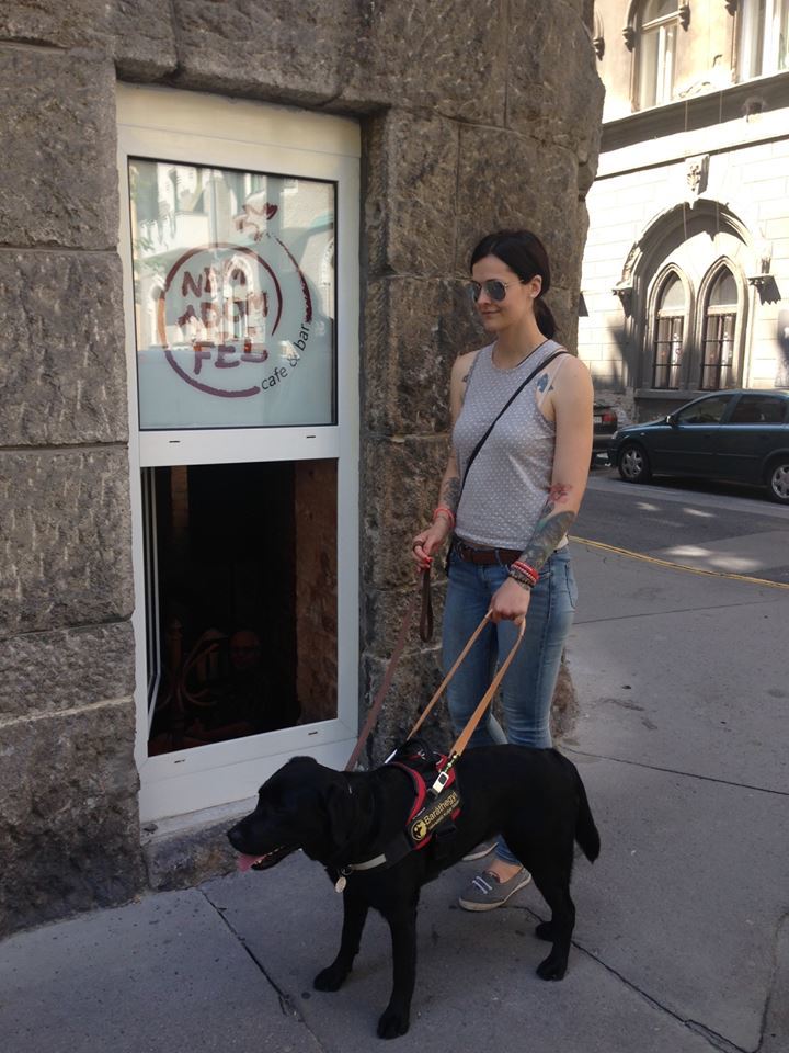 Zsuzsa és vakvezető kutyája, Frutti, sikeres vizsgát tett