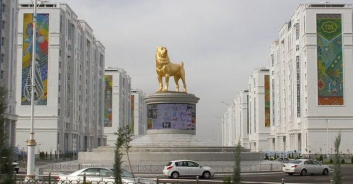 Aranyozott kutya szobor magasodik Türkmenisztán fővárosában