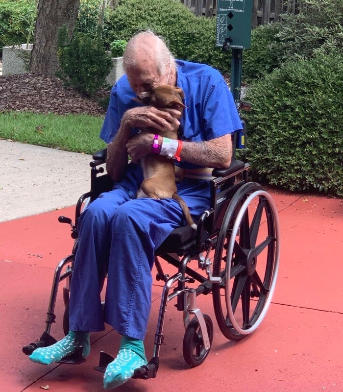 Az idős bácsi és kutyája nagyon örültek egymásnak