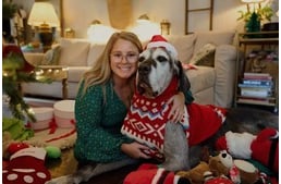 Előrehozták a karácsonyt, hogy a súlyos beteg kutya is ünnepelhessen