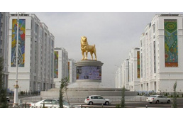 Gigantikus aranyozott kutya szobrot állítottak Türkmenisztán fővárosában 