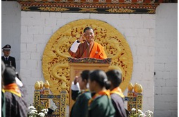 Bhután miniszterelnöke arra kérte a lakosokat, királyuk születésnapja alkalmából fogadjanak örökbe egy kutyát, vagy ültessenek egy fát